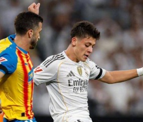 4-0完胜，巴萨落后西甲榜首8分！皇马6连胜领跑，足坛第一人狂轰235球